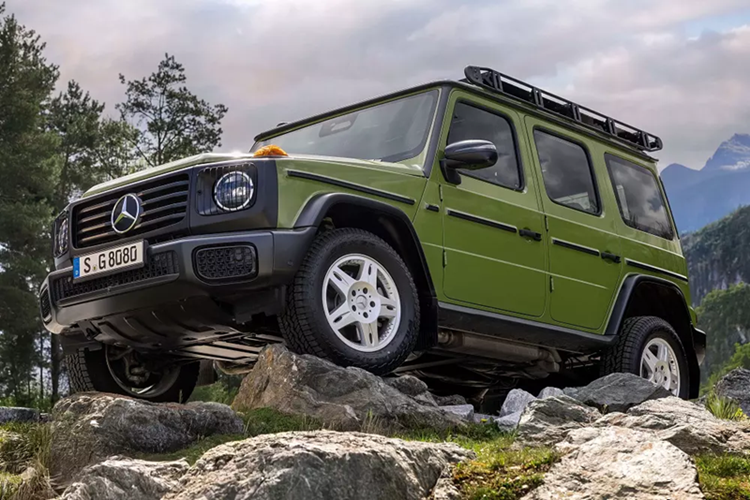 Cụ thể, tên đầy đủ của phiên bản xe SUV Mercedes-Benz G-Class Stronger Than the 1980s (tạm dịch: "Mạnh mẽ hơn cả những năm 1980"). Đúng vậy, bạn không nhìn nhầm đâu. Cái tên “dài dòng văn tự” này có thể khiến người ta nản lòng, nhưng thực tế thì xe lại rất ấn tượng.