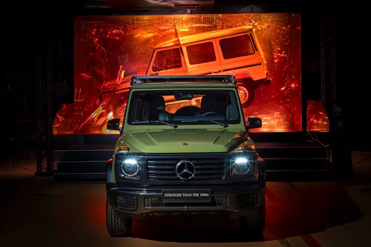 Cuối cùng là hộp số tự động 9 cấp 9G-Tronic, hệ dẫn động 4 bánh toàn thời gian, hộp số phụ với chế độ cầu chậm và ba khóa vi sai cơ khí (giữa, trước, sau). Đáng tiếc là giá xe Mercedes-Benz G-Class Stronger Than the 1980s hiện chưa được công bố.