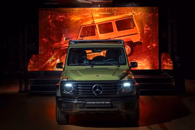 Cuối cùng là hộp số tự động 9 cấp 9G-Tronic, hệ dẫn động 4 bánh toàn thời gian, hộp số phụ với chế độ cầu chậm và ba khóa vi sai cơ khí (giữa, trước, sau). Đáng tiếc là giá xe Mercedes-Benz G-Class Stronger Than the 1980s hiện chưa được công bố.