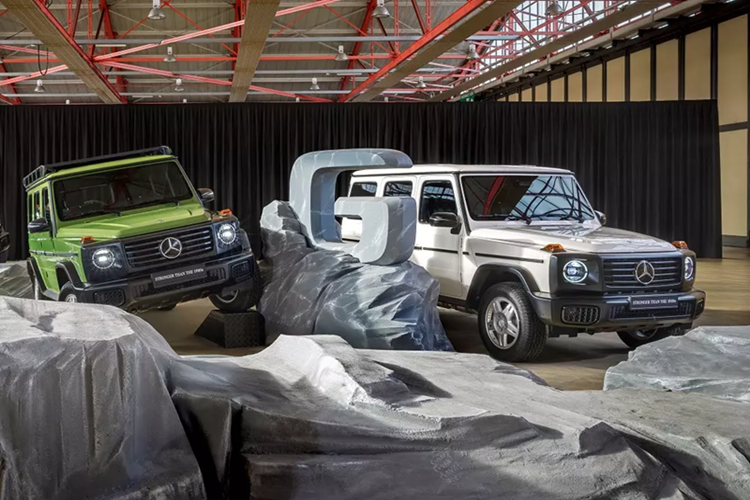 Những điểm nhấn độc đáo khác của Mercedes-Benz G-Class Stronger Than the 1980s bao gồm đèn xi-nhan màu cam, vỏ đèn pha màu tối, logo ngôi sao xanh với vòng nguyệt quế cổ điển trên nắp ca-pô, logo Mercedes-Benz màu bạc kiểu cũ ở phía sau và vỏ lốp dự phòng bằng vinyl màu đen đơn giản.