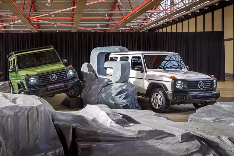 Những điểm nhấn độc đáo khác của Mercedes-Benz G-Class Stronger Than the 1980s bao gồm đèn xi-nhan màu cam, vỏ đèn pha màu tối, logo ngôi sao xanh với vòng nguyệt quế cổ điển trên nắp ca-pô, logo Mercedes-Benz màu bạc kiểu cũ ở phía sau và vỏ lốp dự phòng bằng vinyl màu đen đơn giản.