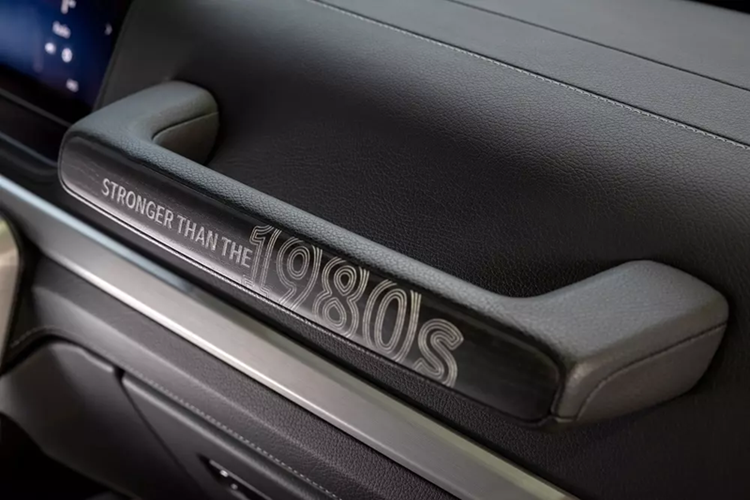 Xe có hai tùy chọn màu sơn đặc biệt gồm xanh Agave Green giống chiếc G-Class thứ 500.000 và be Colorado beige. Để tạo kết nối giữa G-Class Stronger Than the 1980s và G-Class W460, hãng Mercedes-Benz đã sử dụng họa tiết vải caro xám nhạt cho khu vực trung tâm của ghế bọc da màu đen.