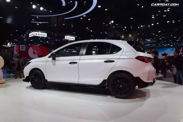 Honda City Drival chỉ có một màu sơn duy nhất là trắng ngọc trai Pearl White, kết hợp với các chi tiết đen bóng nổi bật. Điểm nhấn đáng chú ý nhất là bộ body kit thể thao, bao gồm cánh lướt gió trước, ốp hông, cản sau mở rộng kèm bộ khuếch tán và đặc biệt là cánh gió lớn phía sau.