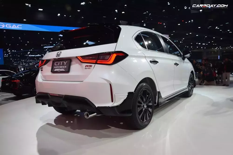 Để so sánh, Honda City phiên bản S+ tiêu chuẩn có giá từ 599.000 Baht (451 triệu đồng) trong khi City e:HEV RS cao cấp nhất có giá 799.000 Baht (602 triệu đồng). Thế hệ hiện tại của mẫu sedan hạng B Honda City ra mắt vào năm 2019, tiếp theo là kiểu dáng hatchback vào năm 2020.