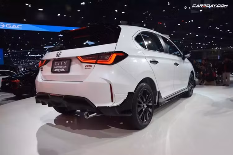 Để so sánh, Honda City phiên bản S+ tiêu chuẩn có giá từ 599.000 Baht (451 triệu đồng) trong khi City e:HEV RS cao cấp nhất có giá 799.000 Baht (602 triệu đồng). Thế hệ hiện tại của mẫu sedan hạng B Honda City ra mắt vào năm 2019, tiếp theo là kiểu dáng hatchback vào năm 2020.