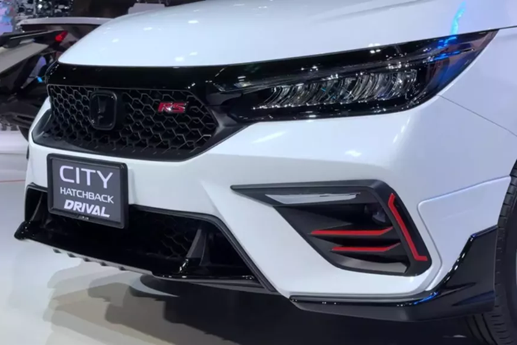Bộ mâm 16 inch mới giúp hoàn thiện diện mạo thể thao của Honda City phiên bản giới hạn. Hãng Honda cũng loại bỏ hoàn toàn các chi tiết mạ crôm của City tiêu chuẩn, thay vào đó là lưới tản nhiệt, logo, gương chiếu hậu và nóc được sơn đen bóng.