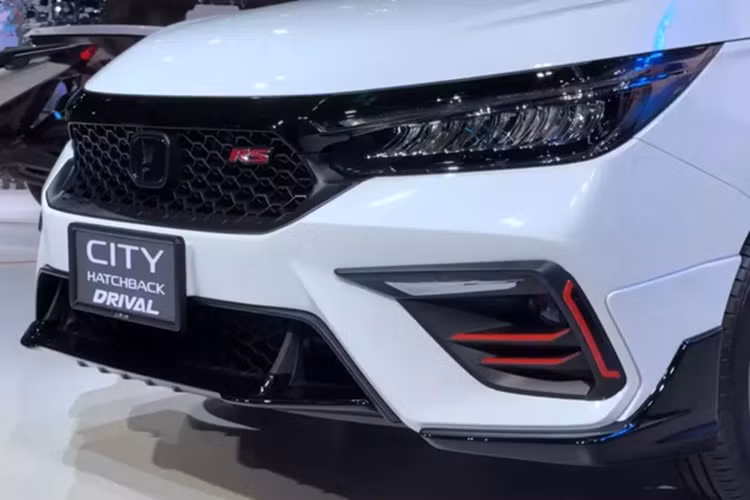 Bộ mâm 16 inch mới giúp hoàn thiện diện mạo thể thao của Honda City phiên bản giới hạn. Hãng Honda cũng loại bỏ hoàn toàn các chi tiết mạ crôm của City tiêu chuẩn, thay vào đó là lưới tản nhiệt, logo, gương chiếu hậu và nóc được sơn đen bóng.