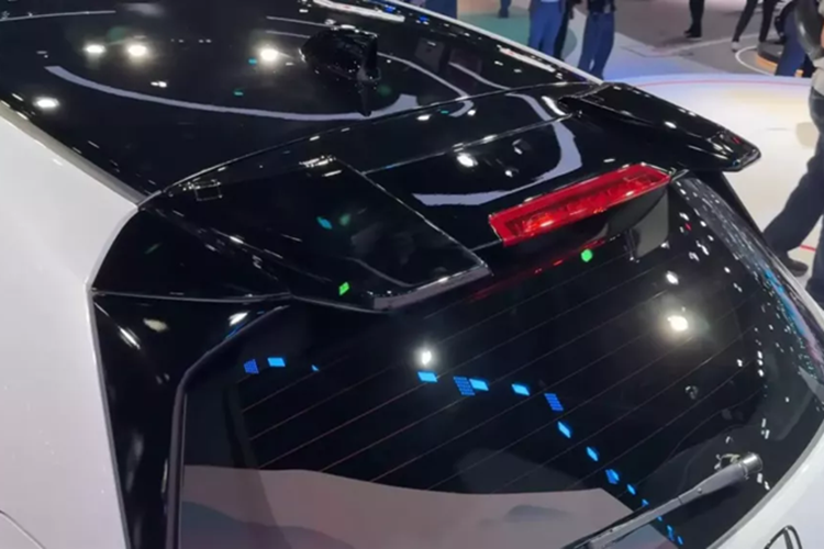 Bên trong xe, Honda City Drival tiếp tục được áp dụng phong cách thể thao với ghế bọc da đen kèm chỉ khâu đỏ nổi bật. Được ra đời dựa trên phiên bản cao cấp e:HEV RS nên City Drival sở hữu trang bị đầy đủ, từ màn hình thông tin giải trí 8 inch, bảng đồng hồ kỹ thuật số 7 inch, hệ thống âm thanh 8 loa và điều hòa tự động.