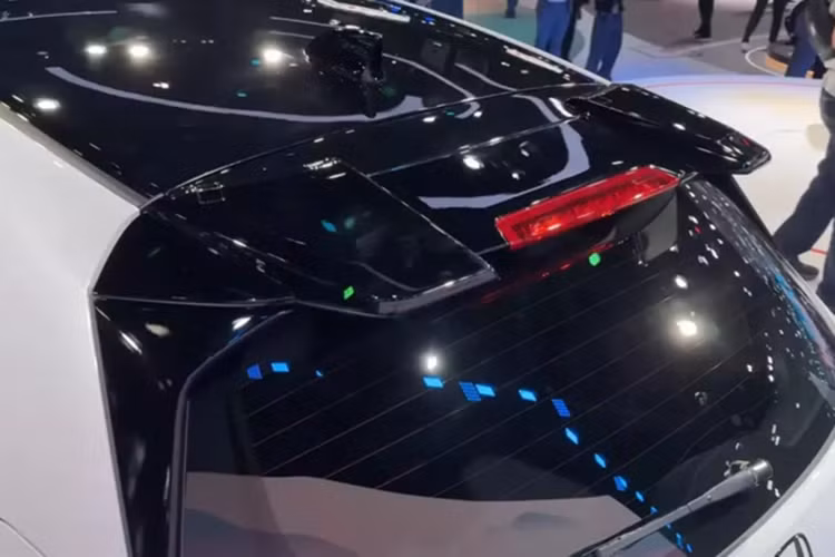 Bên trong xe, Honda City Drival tiếp tục được áp dụng phong cách thể thao với ghế bọc da đen kèm chỉ khâu đỏ nổi bật. Được ra đời dựa trên phiên bản cao cấp e:HEV RS nên City Drival sở hữu trang bị đầy đủ, từ màn hình thông tin giải trí 8 inch, bảng đồng hồ kỹ thuật số 7 inch, hệ thống âm thanh 8 loa và điều hòa tự động.