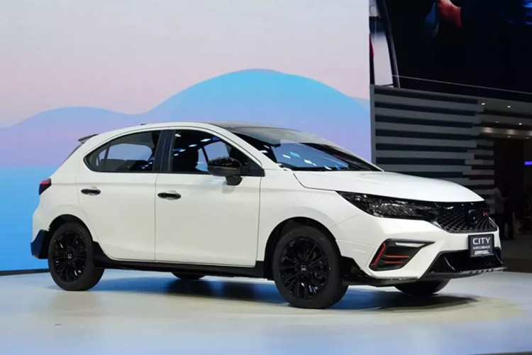 Cả hai đã được bổ sung phiên bản nâng cấp giữa vòng đời vào các năm 2023 và 2024. Mẫu xe này hiện được phân phối tại nhiều thị trường ở châu Á, Trung Đông và Mỹ Latinh, là một lựa chọn hợp túi tiền hơn so với Honda Civic.