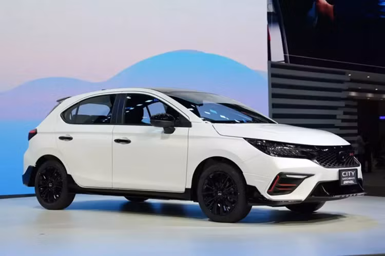 Cả hai đã được bổ sung phiên bản nâng cấp giữa vòng đời vào các năm 2023 và 2024. Mẫu xe này hiện được phân phối tại nhiều thị trường ở châu Á, Trung Đông và Mỹ Latinh, là một lựa chọn hợp túi tiền hơn so với Honda Civic.