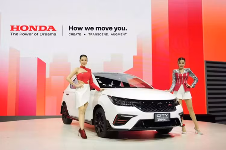 Honda City không nổi tiếng với những phiên bản hiệu suất cao như Civic Type R. Tuy nhiên, mới đây, hãng Honda đã bổ sung phiên bản giới hạn mới cho mẫu xe này với chiếc Honda City Drival 2025 mới phong cách thiết kế như đàn anh Civic Type R tại Triển lãm Ô tô Quốc tế Bangkok (BIMS) 2025.