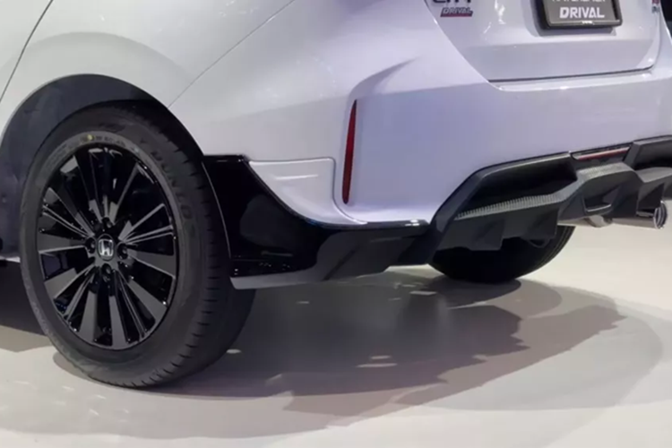 Các công nghệ an toàn chủ động ADAS nằm trong gói Honda Sensing cũng xuất hiện trên mẫu xe này, bao gồm hệ thống hỗ trợ giữ làn đường và kiểm soát hành trình thích ứng. Dù có ngoại hình hầm hố hơn nhưng đáng tiếc là Honda City Drival không có bất kỳ nâng cấp nào về hiệu suất động cơ.