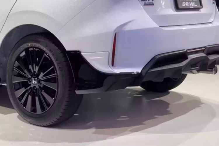 Các công nghệ an toàn chủ động ADAS nằm trong gói Honda Sensing cũng xuất hiện trên mẫu xe này, bao gồm hệ thống hỗ trợ giữ làn đường và kiểm soát hành trình thích ứng. Dù có ngoại hình hầm hố hơn nhưng đáng tiếc là Honda City Drival không có bất kỳ nâng cấp nào về hiệu suất động cơ.