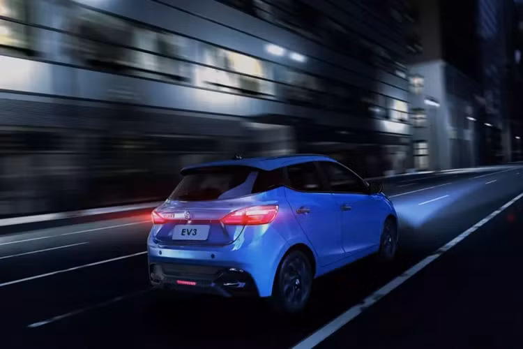 Cũng cần lưu ý rằng vào ngày 13/1/2025, cũng đã có thông báo rằng chiếc xe thể thao SC-01 do Xiaomi hậu thuẫn cũng sẽ trở thành một phần của thương hiệu JMEV. Chiếc xe này là một chiếc hatchback có vẻ ngoài khá hấp dẫn với kích thước 3720/1640/1535 mm và chiều dài cơ sở 2390 mm. Trọng lượng không tải là 1060 kg.