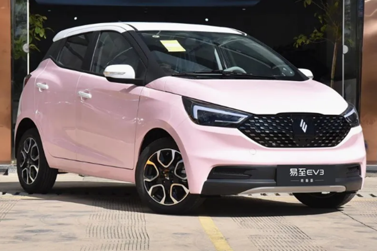 Jiangling có lẽ được biết đến nhiều hơn với cái tên JMC. Mặc dù công ty này là nhà sản xuất xe tải, nhưng đây cũng là công ty đứng sau thương hiệu Landwind nổi tiếng, cùng với Yusheng, và có liên doanh với Ford. EV3 Plus đến từ bộ phận năng lượng mới của Jiangling, được gọi là JMEV.