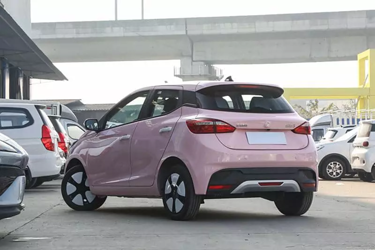 Nó sẽ cạnh tranh với những chiếc xe như BYD Seagull và Wuling Bingo. Chỉ có hai phiên bản, giá xe JMEV EV3 Plus 2025 bản Comfort là 62.800 nhân dân tệ (8.550 USD - khoảng 205 triệu đồng) và Luxury có giá 66.800 nhân dân tệ (9.100 USD - khoảng 218 triệu đồng).