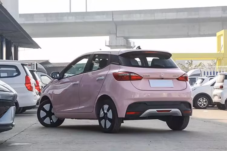 Nó sẽ cạnh tranh với những chiếc xe như BYD Seagull và Wuling Bingo. Chỉ có hai phiên bản, giá xe JMEV EV3 Plus 2025 bản Comfort là 62.800 nhân dân tệ (8.550 USD - khoảng 205 triệu đồng) và Luxury có giá 66.800 nhân dân tệ (9.100 USD - khoảng 218 triệu đồng).