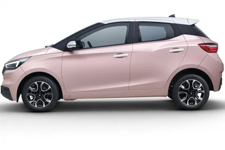 Bên trong, xe điện JMEV EV3 Plus 2025 có vẻ khá cơ bản, với màn hình thông tin giải trí trung tâm gắn trên bảng điều khiển. Có lẽ màn hình này cũng đóng vai trò như màn hình hiển thị cụm đồng hồ, vì dường như không có màn hình riêng biệt. Hình ảnh cho thấy một chiếc xe màu hồng, cũng mở rộng chủ đề màu hồng vào bên trong.