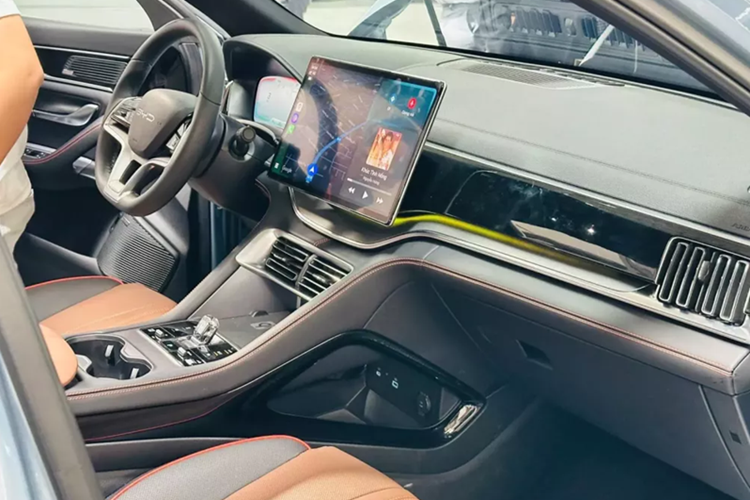 Quãng đường di chuyển sau khi đổ đầy xăng và sạc đầy pin là 1.092 km. Không chỉ tiết kiệm xăng, BYD Sealion 6 còn sở hữu kích thước lớn hơn các mẫu SUV cỡ C điển hình. Theo đó, xe có kích thước chiều dài x rộng x cao lần lượt 4.775 x 1.890 x 1.670 mm và chiều dài cơ sở 2.765 mm.