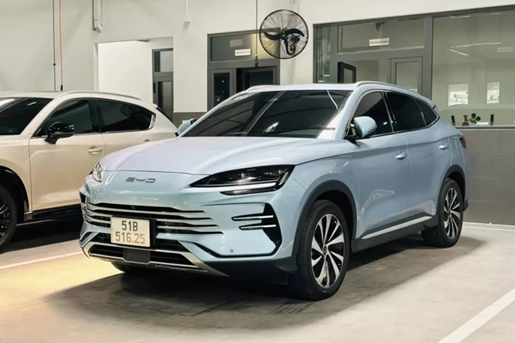 Sealion 6 là mẫu xe plug-in hybrid đầu tiên của thương hiệu BYD nói riêng và phân khúc SUV cỡ C tại Việt Nam nói chung. Cụ thể hơn, xe dùng động cơ xăng 4 xi-lanh, dung tích 1.5L, tạo ra công suát tối đa 96 mã lực và mô-men xoắn cực đại 122 Nm. Động cơ này kết hợp với mô-tơ điện mạnh 194 mã lực và 300 Nm.