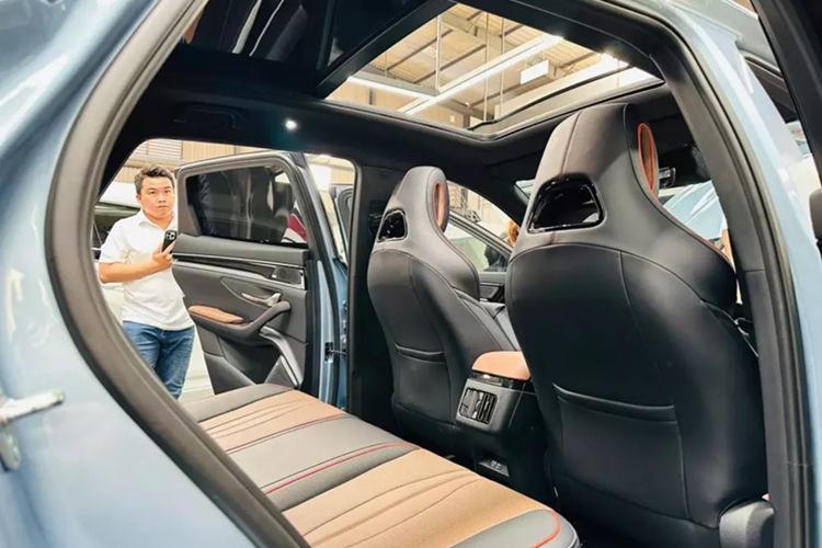 Bên trong xe, mẫu ô tô Trung Quốc này sở hữu những trang bị nội thất tiêu chuẩn như vô lăng tích hợp phím chức năng, ghế bọc da tổng hợp, ghế lái chỉnh điện 6 hướng, ghế hành khách chỉnh điện 4 hướng, bảng đồng hồ kỹ thuật số 12,3 inch