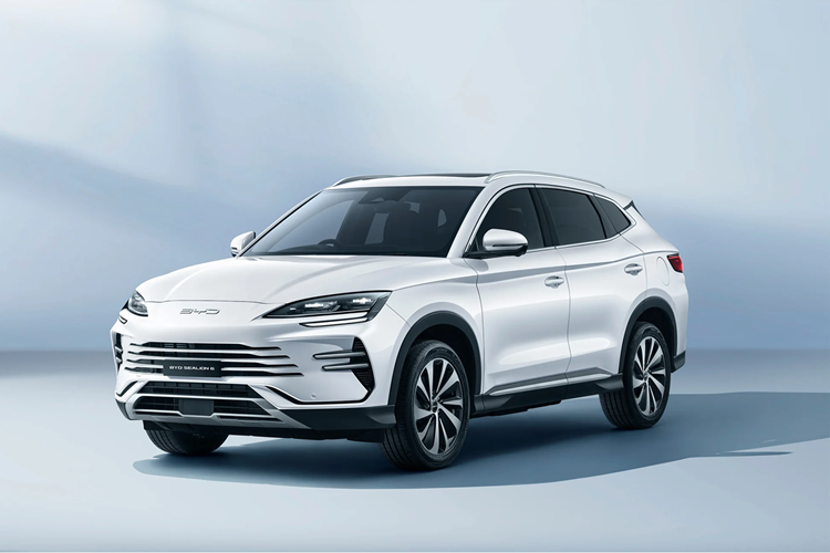 Màn hình cảm ứng trung tâm 12,8 inch có thể xoay 90 độ, hỗ trợ kết nối Apple CarPlay/Android Auto, hệ thống âm thanh Infinity 10 loa, cập nhật phần mềm qua Wifi và tính năng trợ lý giọng nói. Thêm vào đó là cổng USB Type A/Type C, chìa khóa kỹ thuật số, 2 sạc điện thoại không dây,