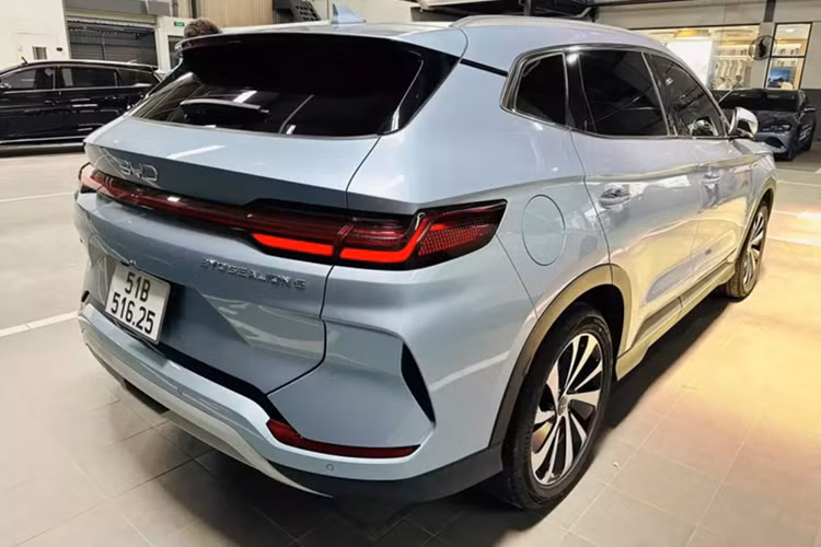 Tổng cộng, xe sở hữu công suất tối đa 214 mã lực và mô-men xoắn cực đại 300 Nm. Ngoài ra, xe còn được trang bị pin BYD Blade với dung lượng 18,3 kWh, cho phép chạy 92 km mà không tốn một giọt xăng. Lượng xăng tiêu thụ trung bình của mẫu xe này chỉ dừng ở mức 1,1 lít/100 km.