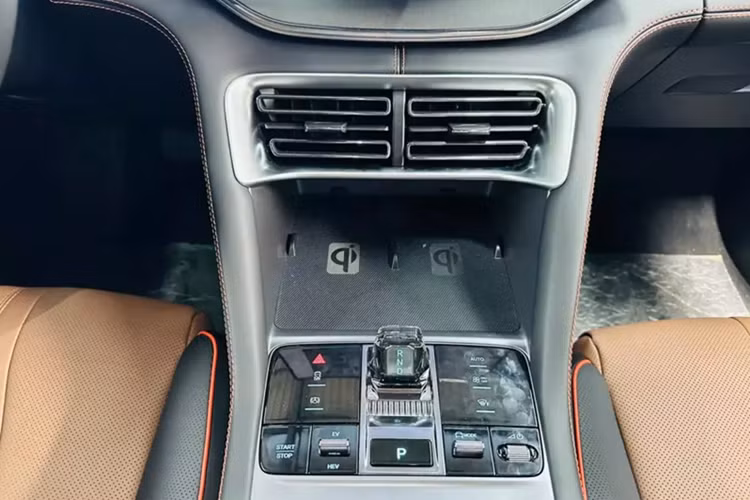 Trang bị của BYD Sealion 6 cũng khá phong phú với hệ thống đèn LED từ trước ra sau, cần gạt nước tự động, gương chiếu hậu gập điện/chỉnh điện/sấy/tích hợp đèn chân gương, kính cách âm ở cửa trước và vành hợp kim 19 inch tiêu chuẩn. Trong khi đó, bản cao cấp có thêm tính năng đèn chờ dẫn đường.