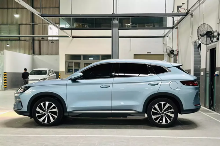 Nếu giá bán kể trên là chính xác, BYD Sealion 6 của Trung Quốc sẽ khá cạnh tranh trong phân khúc SUV cỡ C. Xe sẽ đối đầu với những cái tên được yêu thích tại Việt Nam như Mazda CX-5 (749 - 979 triệu đồng), Ford Territory (759 - 889 triệu), Hyundai Tucson (769 - 979 triệu) và Honda CR-V (1,029 - 1,259 tỷ).