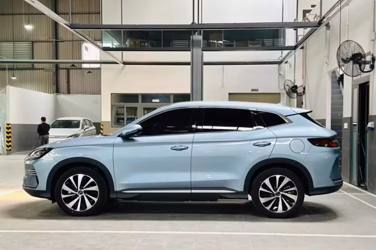 Nếu giá bán kể trên là chính xác, BYD Sealion 6 của Trung Quốc sẽ khá cạnh tranh trong phân khúc SUV cỡ C. Xe sẽ đối đầu với những cái tên được yêu thích tại Việt Nam như Mazda CX-5 (749 - 979 triệu đồng), Ford Territory (759 - 889 triệu), Hyundai Tucson (769 - 979 triệu) và Honda CR-V (1,029 - 1,259 tỷ).