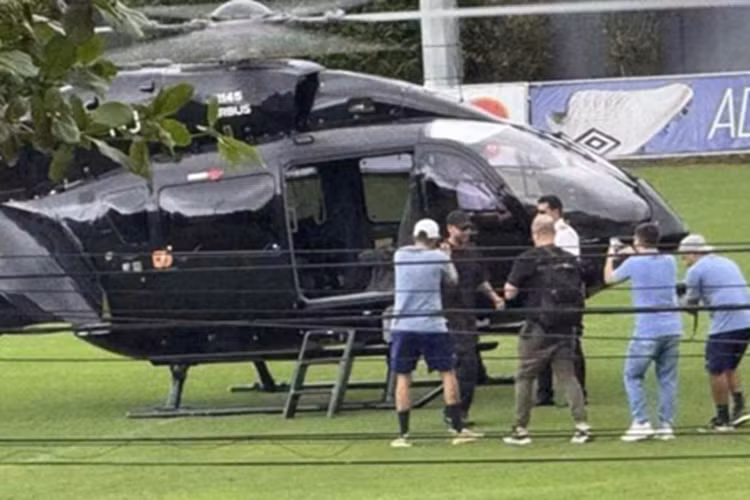 Airbus H-145 sở hữu động cơ đôi có khả năng di chuyển xấp xỉ 650 km khi đầy bình nhiên liệu. Khoang hành khách VIP trang bị nội thất đặc biệt do Mercedes thiết kế và có thể chở được tối đa 11 người.