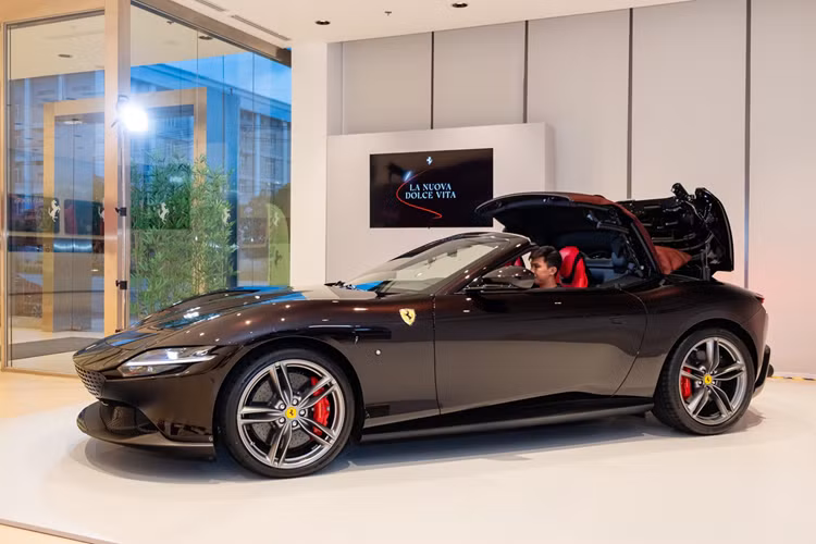 Ferrari Roma Spider sử dụng khối động cơ V8, tăng áp, dung tích 3.9 lít, tạo ra công suất tối đa 620 mã lực và mô-men xoắn cực đại 760 Nm, động cơ kết nối với hộp số ly hợp kép 8 cấp. Những trang bị này cho phép Ferrari Roma Spider có thể tăng tốc từ vị trí xuất phát lên 100 km/h chỉ trong thời gian 3,4 giây trước khi đạt tốc độ tối đa hơn 320 km/h.