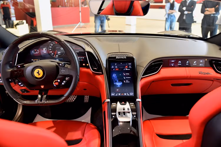 Ở phía chính hãng, Ferrari mang về nước rất nhiều các mẫu xe nổi bật, nhưng lạ chính là Roma Spider đầu tiên về Việt Nam, xe sở hữu màu đen ánh kim đỏ, và nhập về để tìm khách hàng, chỉ vài tuần sau khi ra mắt báo chí, chiếc Ferrari Roma Spider đã được 1 đại gia Hà Nội chốt mua.