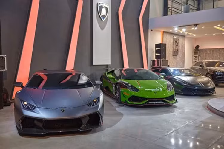 Giá lăn bánh của mẫu xe Lamborghini Revuelto tại Việt Nam sẽ trên 50 tỷ đồng, ngang với siêu xe mui trần Ferrari SF90 Spider đã có 2 xe về Việt Nam. Tại thị trường nước ngoài, dòng siêu xe Lamborghini Revuelto có giá bán chính hãng hơn 13,5 tỷ đồng.