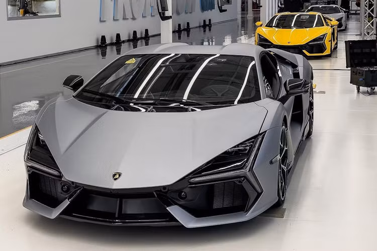 Kết hợp với mô-tơ điện, động cơ của siêu xe này tạo ra công suất tổng cộng 1.015 mã lực. Đây là siêu xe thương mại đầu tiên của hãng Lamborghini có công suất tối đa vượt ngưỡng 1.000 mã lực.