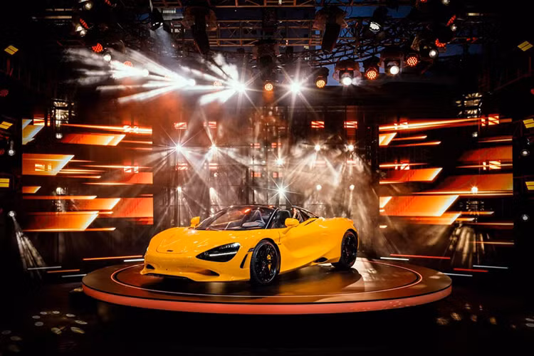 So với McLaren 720S, tân binh 750S cũng được trang bị động cơ xăng V8, tăng áp kép, dung tích 4.0 lít, nhưng lại mạnh hơn 4%, cụ thể trái tim trên xe McLaren 750S sẽ sản sinh công suất tối đa 740 mã lực, thay vì 710 mã lực, tại tua máy 7.500 vòng/phút và mô-men xoắn cực đại 800 Nm.