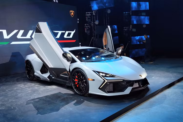 Là siêu xe thương mại đầu tiên của Lamborghini được trang bị hệ truyền động plug-in hybrid (PHEV), vì thế, Revuelto nhận được nhiều sự quan tâm, trong đó, siêu bò này dù vẫn dùng máy xăng V12 như các bản đàn anh nhưng lại nhẹ hơn 17 kg, đồng thời lại tạo ra công suất tối đa lớn hơn, đạt 825 mã lực tại tua máy 9.250 vòng/phút, cao hơn 125 mã lực so với Aventador.