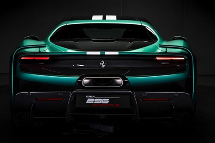 Dù không giới hạn số lượng, Ferrari 296 Speciale chỉ được mở đặt hàng trong một khoảng thời gian nhất định. Giá xe Ferrari 296 Speciale khởi điểm của mẫu xe này là 407.000 euro (tương đương khoảng 463.000 USD hay 11,7 tỷ đồng). Một mức giá xứng tầm cho những khách hàng tìm kiếm sự đặc biệt – cả về thiết kế lẫn hiệu năng.