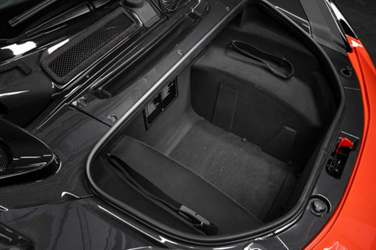 Nhờ đó, xe chỉ mất 2,8 giây để tăng tốc từ 0–100 km/h, 7 giây để chạm mốc 200 km/h và đạt tốc độ tối đa trên 330 km/h. Xe hỗ trợ 4 chế độ lái eManettino gồm: eDrive (chạy điện), Hybrid, Performance và Qualify.