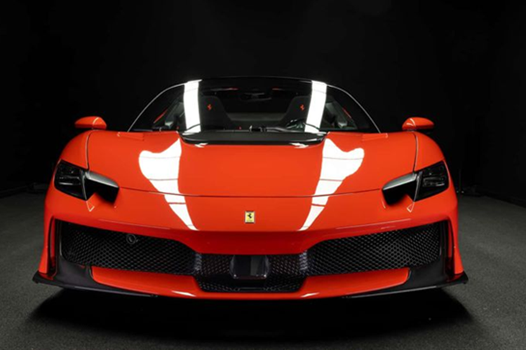 Với chiều dài 4.625 mm, rộng 1.968 mm, cao 1.181 mm và trục cơ sở 2.600 mm, siêu xe Ferrari 296 Speciale dài hơn 60 mm, rộng hơn 10 mm và thấp hơn 6 mm so với 296 GTB. Ngoại hình xe mang phong cách khí động học triệt để, lấy cảm hứng từ mẫu đua 296 GT3 nhằm tối ưu khả năng làm mát, giảm lực cản gió và nâng cao hiệu suất vận hành.
