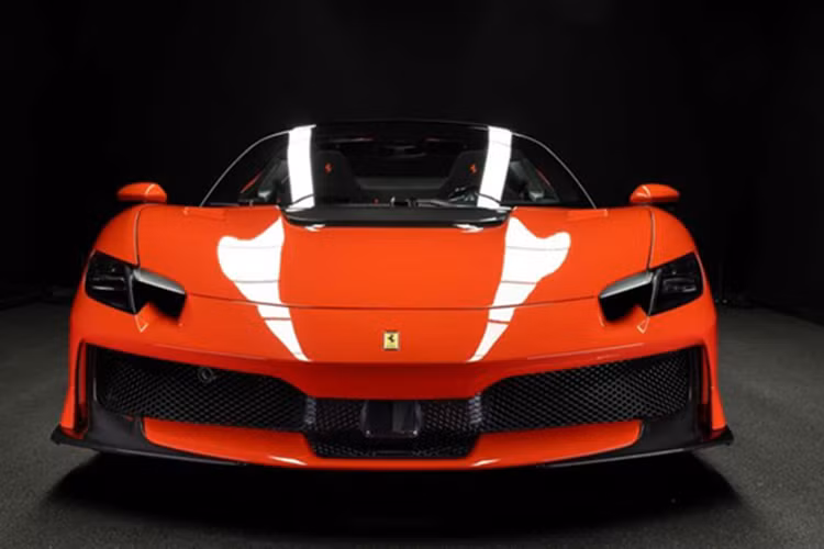 Với chiều dài 4.625 mm, rộng 1.968 mm, cao 1.181 mm và trục cơ sở 2.600 mm, siêu xe Ferrari 296 Speciale dài hơn 60 mm, rộng hơn 10 mm và thấp hơn 6 mm so với 296 GTB. Ngoại hình xe mang phong cách khí động học triệt để, lấy cảm hứng từ mẫu đua 296 GT3 nhằm tối ưu khả năng làm mát, giảm lực cản gió và nâng cao hiệu suất vận hành.