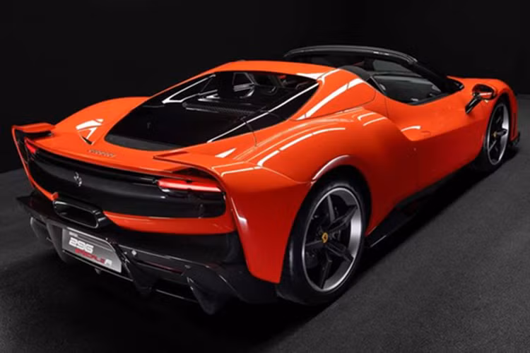 Một số tùy chọn cá nhân hóa đặc biệt như màu sơn Verde Nurburgring, tem đua và số hiệu từ 00 đến 99 mang lại dấu ấn riêng biệt cho từng chiếc xe. Ferrari trang bị cho mẫu xe này hệ thống treo Multimatic với lò xo giảm chấn bằng Titanium – công nghệ thừa hưởng từ xe đua 296 GT3 – góp phần giảm đáng kể trọng lượng xe.