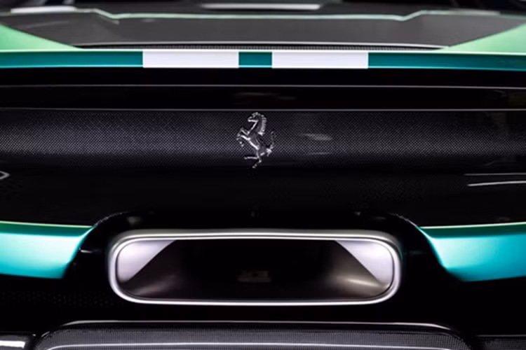 Khách hàng có thể tùy chọn nâng cấp mâm sợi carbon để tối ưu hiệu năng. Một trong những điểm đáng chú ý của 296 Speciale là khả năng tạo ra lực ép mặt đường lên đến 435 kg ở vận tốc 250 km/h – cao hơn 20% so với 296 GTB, nhờ hệ thống khí động học chủ động được tinh chỉnh tối ưu.