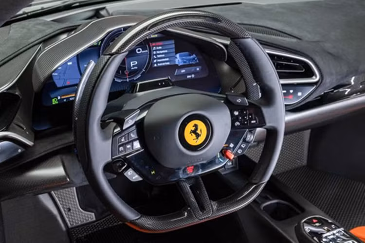 Dù vẫn sử dụng ống xả tương tự 296 GTB, hệ thống âm thanh đã được tinh chỉnh lại để mang đến cảm giác phấn khích hơn cho người lái. Khoang nội thất không có quá nhiều thay đổi, vẫn theo phong cách tối giản với vật liệu cao cấp như sợi carbon và Alcantara.