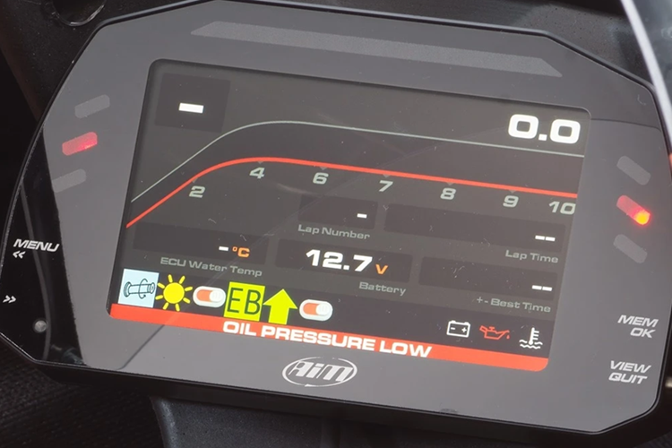 Màn hình tốc độ AIM MXS 1.2 RACE là loại dành riêng cho đường đua với khả năng thu thập các dữ liệu về thời gian chạy, tốc độ, số vòng chạy... Đội kỹ thuật ngồi bên trong đường pit cũng có thể nhận được dữ liệu trực tiếp trên xe thông qua ứng dụng AIM RaceStudio.