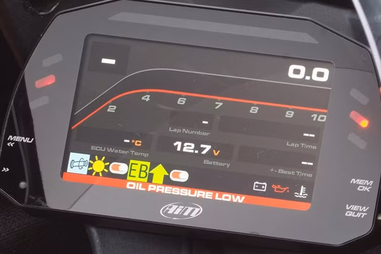 Màn hình tốc độ AIM MXS 1.2 RACE là loại dành riêng cho đường đua với khả năng thu thập các dữ liệu về thời gian chạy, tốc độ, số vòng chạy... Đội kỹ thuật ngồi bên trong đường pit cũng có thể nhận được dữ liệu trực tiếp trên xe thông qua ứng dụng AIM RaceStudio.