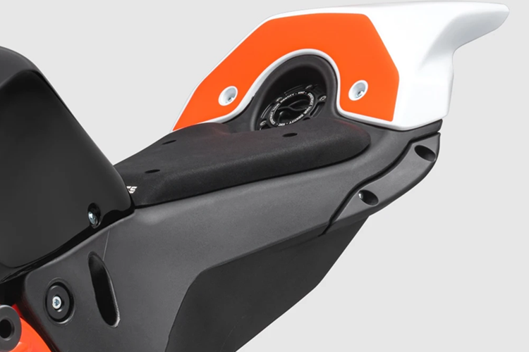 Bình xăng được đặt phía sau nhằm cân bằng khối lượng xe cũng như nhường vị trí phía trước cho hệ thống nạp không khí. Dung tích bình xăng đạt mức 16 lít.