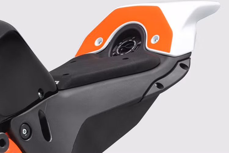 Bình xăng được đặt phía sau nhằm cân bằng khối lượng xe cũng như nhường vị trí phía trước cho hệ thống nạp không khí. Dung tích bình xăng đạt mức 16 lít.