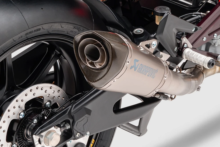 Sức mạnh của RC 8C 2024 vẫn đến từ động cơ 889 cc quen thuộc. Khối động cơ này cho công suất 132,7 mã lực, mô-men xoắn cực đại 98 Nm. KTM công bố chiếc xe này tiêu thụ 10,5 lít xăng cho mỗi 100 km di chuyển.